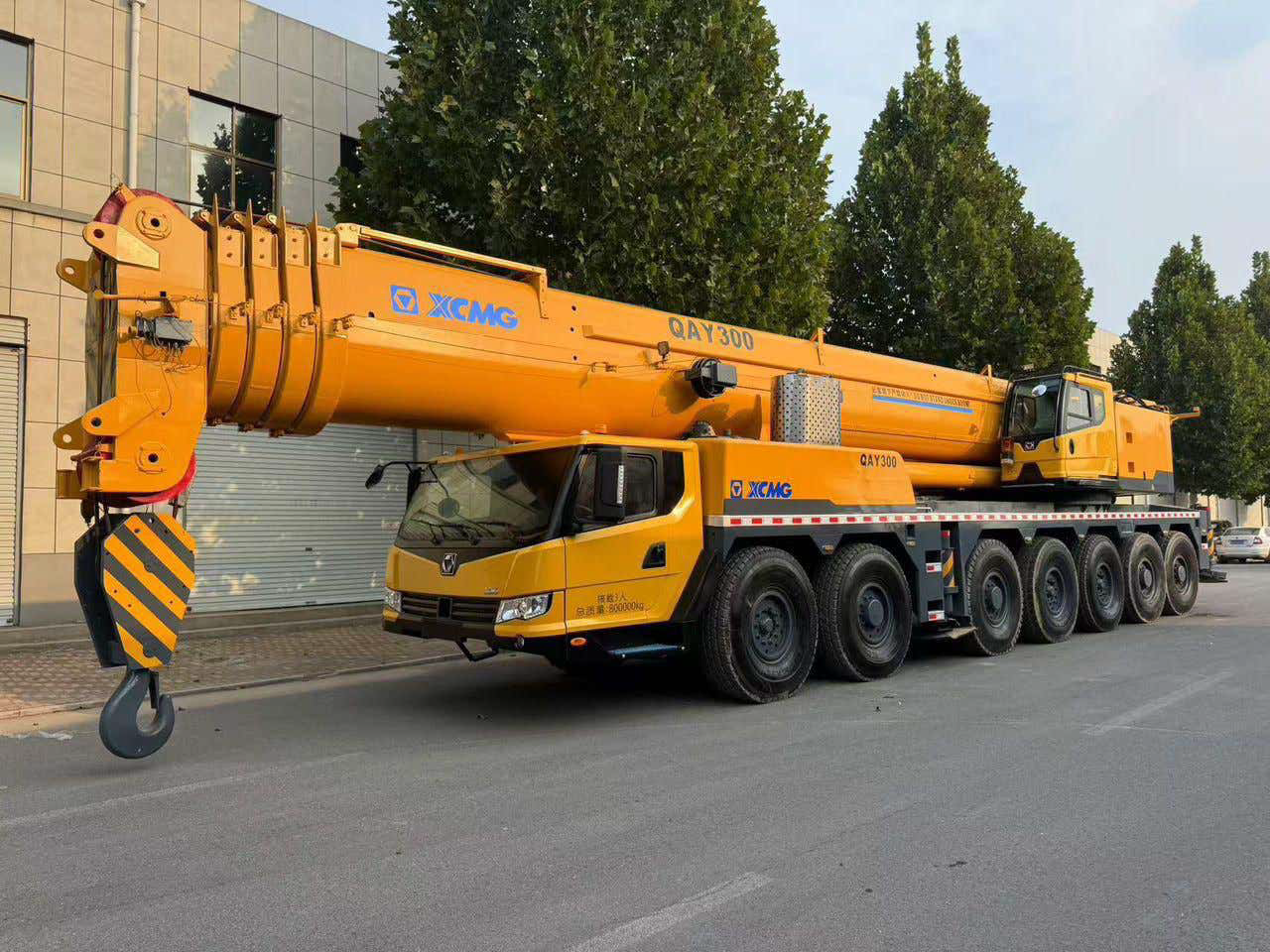 Mobile crane used by Kingspok Construction Works Limited for heavy lifting